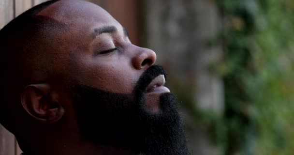 Gözleri Kapalı Düşünceli Siyah Bir Adam Dalgın Afrikalı Adam Gözlerini — Stok video