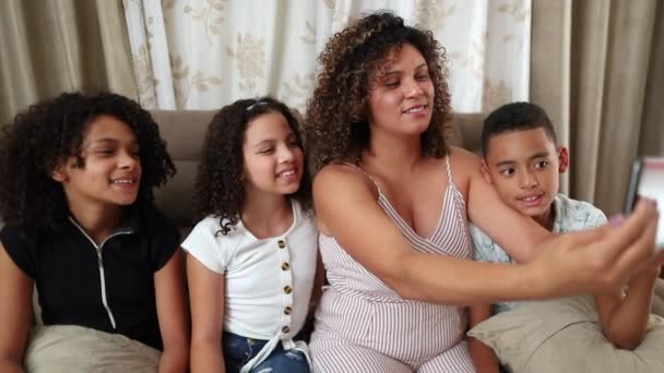 Madre Hijos Brasileños Usando Tableta Que Comunica Con Familia Línea — Vídeos de Stock