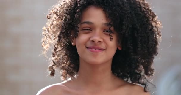 Feliz Mezcla Raza Preadolescente Chica Retrato Cara Cerca — Vídeos de Stock