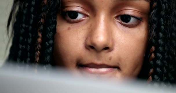 Лицо Крупным Планом Девушки Смотрит Экран Компьютера Дети Голодают Ноутбуком — стоковое видео