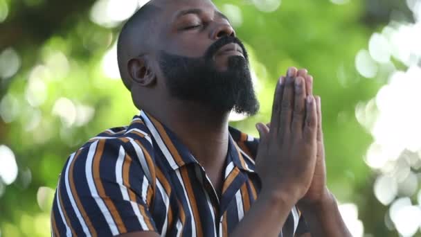 Hombre Negro Rezando Dios Persona Africana Esperanzada Que Busca Esperanza — Vídeo de stock