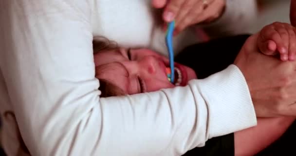 母親のブラッシング泣いて赤ちゃん ベッドの前に幼児ルーチン — ストック動画