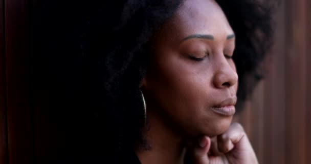 专注的非洲女人 焦虑的受苦的人 — 图库视频影像