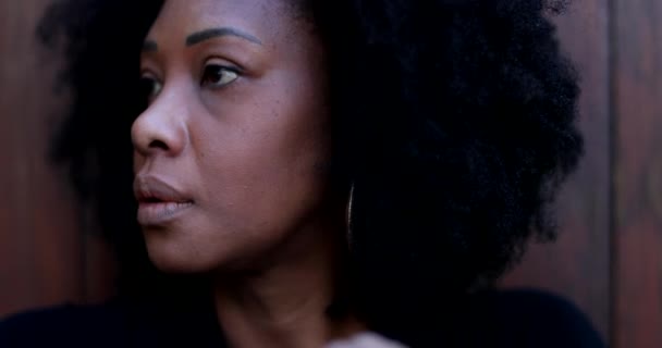 忧心忡忡的黑人女人 — 图库视频影像