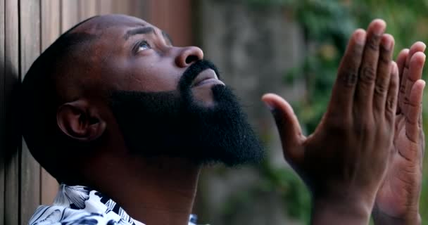 Homme Africain Priant Dieu Personne Demandant Aide Divine Suppliant Pour — Video