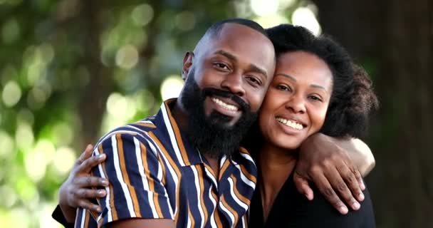 Dua Pasangan Afrika Kulit Hitam Yang Cantik Berpelukan Bersama — Stok Video