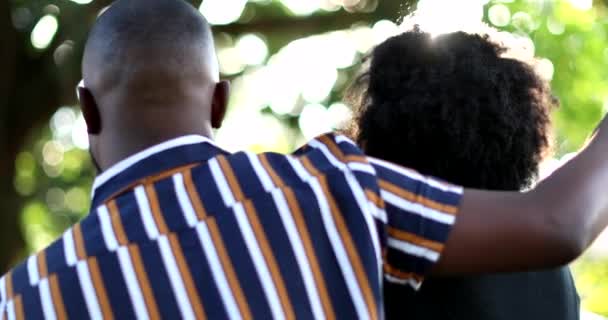 Tyłu Afrykańskiej Pary Obejmującej Się Zewnątrz Świetle Słonecznym Mąż Przytula — Wideo stockowe