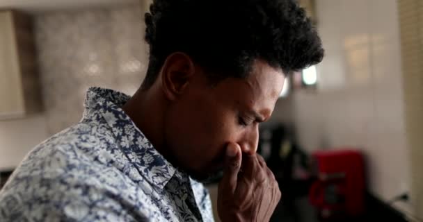 Homme Noir Souffrant Ressent Anxiété Africain Souvenirs Douloureux — Video