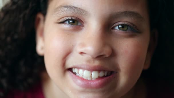 Piękna Mała Dziewczynka Twarz Otwierając Oczy Nieba Uśmiechając — Wideo stockowe