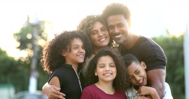 Feliz Hermosa Familia Brasileña Africana Afuera Sonriendo — Vídeos de Stock