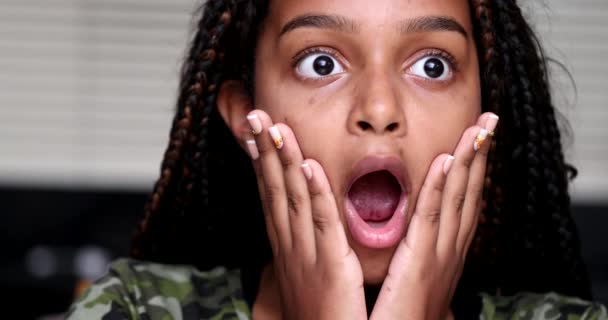 Spännande Barnchockerande Reaktion Flicka Reagerar Med Överraskning Med Öppen Mun — Stockvideo