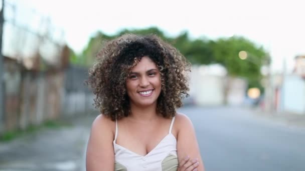 笑顔の外に立っている自信に満ちたパニック女性ラテンアメリカ人 — ストック動画