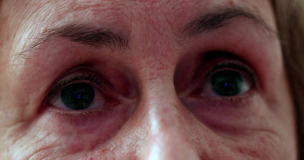 シニア女性の目を閉じてメディア画面を見て マクロ高齢者の顔 — ストック動画