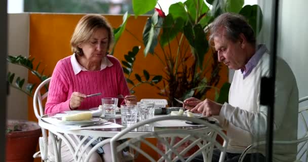 アパートで昼食を食べる人バルコニー 高齢者の夫と妻の食事時間 — ストック動画