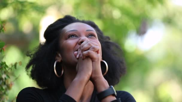 Африканская Женщина Молится Богу Чувствуя Себя Духовной — стоковое видео