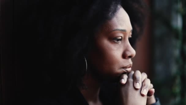 Deprimerad Afrikansk Kvinna Känner Ånger Och Problem — Stockvideo