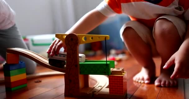 Kinderen Spelen Met Speelgoed Kleine Zus Peuter Broer — Stockvideo