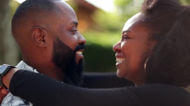 Casal Feliz Vida Real Rir Sorrir Casal Africano Risos Juntos — Vídeo de Stock