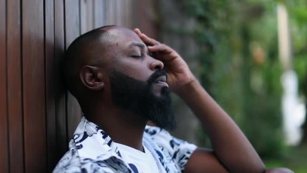Homme Noir Préoccupé Assis Sur Sol Sentiment Anxiété Inquiète Africain — Video