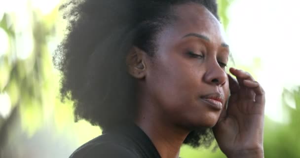 Gondterhelt Fekete Stresszt Nyomást Érez Afrikai Személy Szenvedése — Stock videók