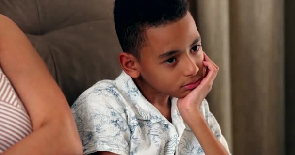 沉思的巴西男孩尤里卡时刻 — 图库视频影像