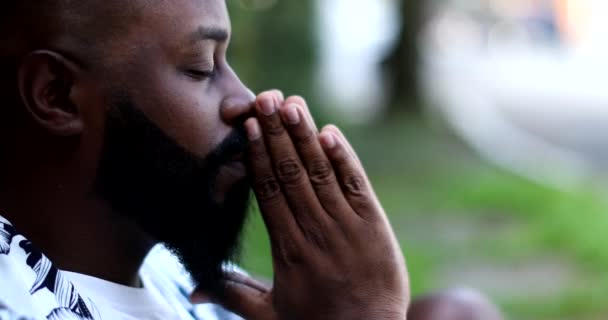 Glücklich Nachdenklicher Spiritueller Afrikanischer Mann Der Sich Positiv Und Hoffnungsvoll — Stockvideo