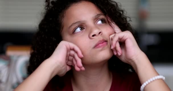 Маленька Дівчинка Яка Має Еврекський Момент Прорив Дитячої Творчої Ідеї — стокове відео