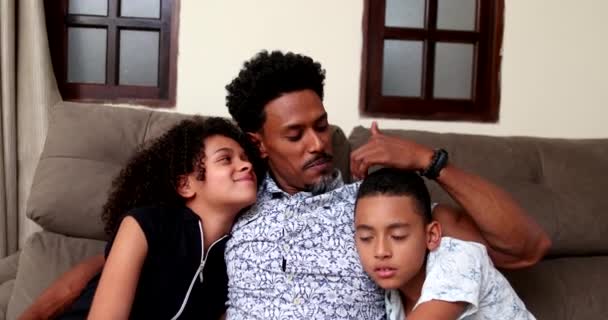 Padre Hijos Juntos Franco Papá Africano Con Niños — Vídeos de Stock