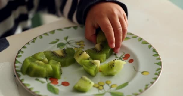 Niño Comiendo Kiwi Dieta Saludable Para Niños — Vídeos de Stock