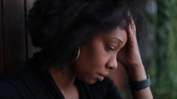 前置き黒人女性の床の不安感に座っている 心配するアフリカ人 — ストック動画