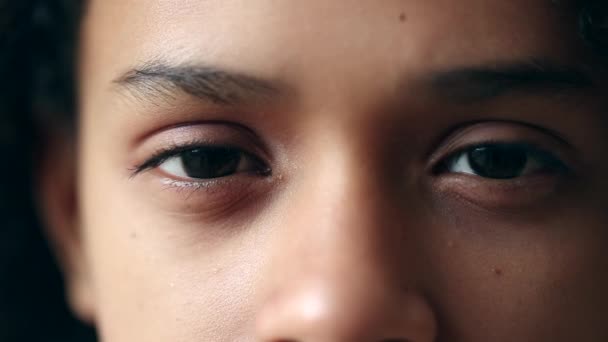 Allvarligt Barn Makro Närbild Ögon Tittar Kameran Ansikte Afrikansk Flicka — Stockvideo