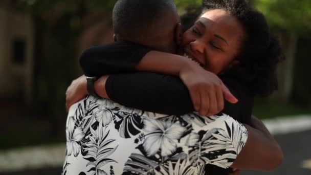 Feliz Casal Africano Abraçar Mulher Abraçando Parceiro — Vídeo de Stock