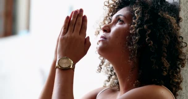 神に助けと神のサポートを祈っている心配の女性 — ストック動画