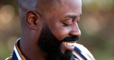 Mutlu Afrikalı adam gülümsüyor portre gülümsüyor neşe