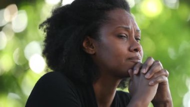 Kriz ve depresyondaki kederli Afrikalı kadın