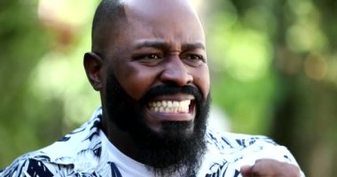 Mutluluktan havalara uçan siyah adam başarıyı kutluyor.