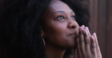 Afrikalı kadın umut ve ilgi hissediyor. Tanrı 'ya dua eden kişi gökyüzüne bakıyor.
