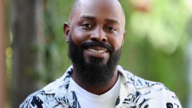 Kendine güvenen Afrikalı sıradan bir adam portresi dışarıda gülümsüyor, dost canlısı Brezilyalı kişi