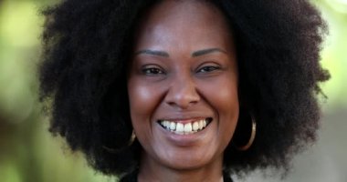 Pozitif Afrikalı kadın fotoğraf çekimine gülümsüyor.