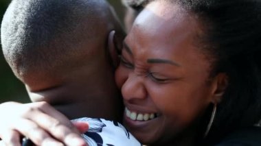 Mutlu Afrikalı kadın gülümseyen kucaklayıcı partner