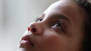 Küçük kız çocuk makro yakın çekim yüzü gökyüzüne bakıyor