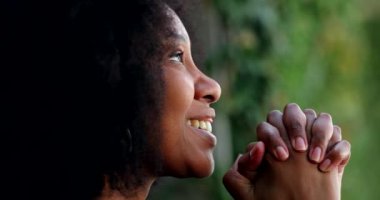 Mutlu iyimser kadın umut dolu ve olumlu gülümsüyor.