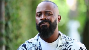 Şüpheci siyah adam, şüpheci duyguları olan belirsiz kişi.