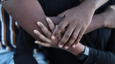 Afrikalı eller bir arada, çift birbirine yakın iki insan arasında samimi bir anı kucaklıyor.