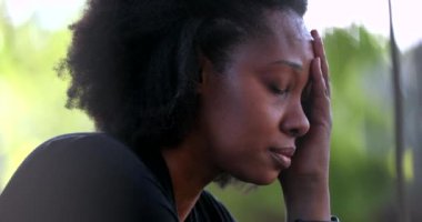 Endişeli siyah kadın stres ve baskı hissediyor. Afrikalı acı çekiyor