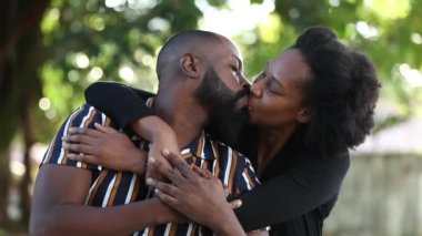 Parkta öpüşen ve poz veren güzel bir Afrikalı çift. sevgi ilişkisi
