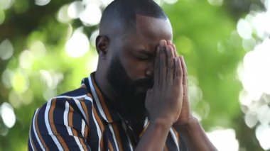 Çaresiz siyah adam baskı hissediyor. Tanrı 'yı arayan dalgın Afrikalı.