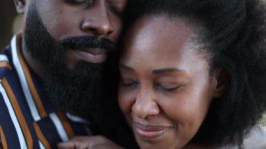 Parkta romantik bir Afrikalı çift. Güzel siyah erkek ve kadın kucaklaşır