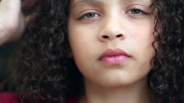 Latin kökenli çocuk portresi kameraya yakından bakıyor.