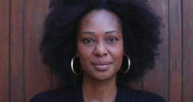 Kameraya bakan Afrikalı kadın portresi. Siyah insan yüzü.